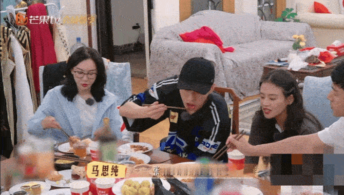 张晚意 肥皂梗破功现场 笑不活了！《花儿与少年》里马思纯拿“一块肥皂”调侃张晚意