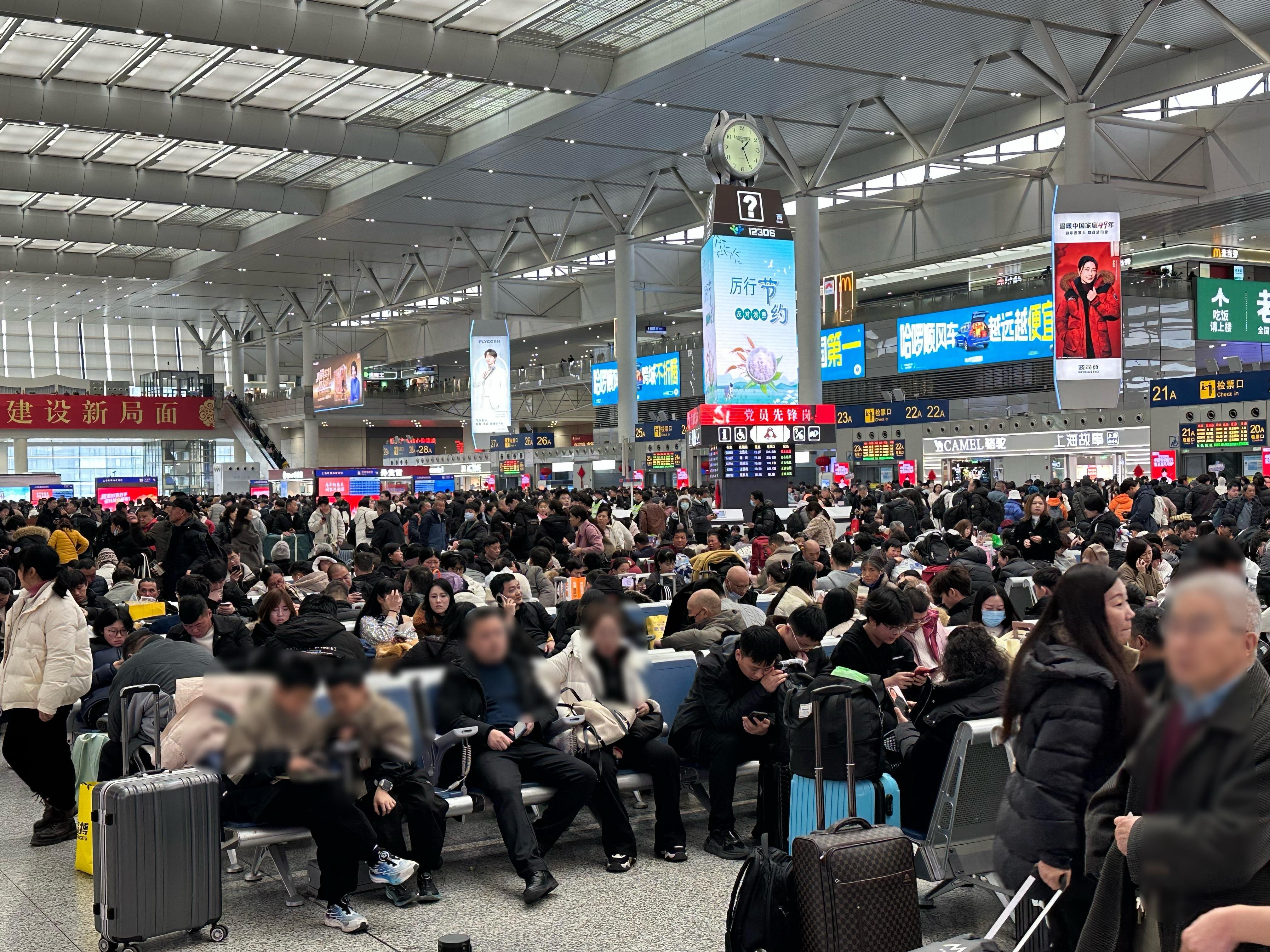 今日份：虹桥站，拥挤且温暖。 上海·上海虹桥站