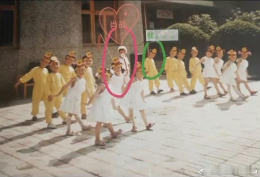 肖战幼儿园汇演照片肖战幼儿园旧照 肖战幼儿园汇演照片来了 好萌啊 ​​​