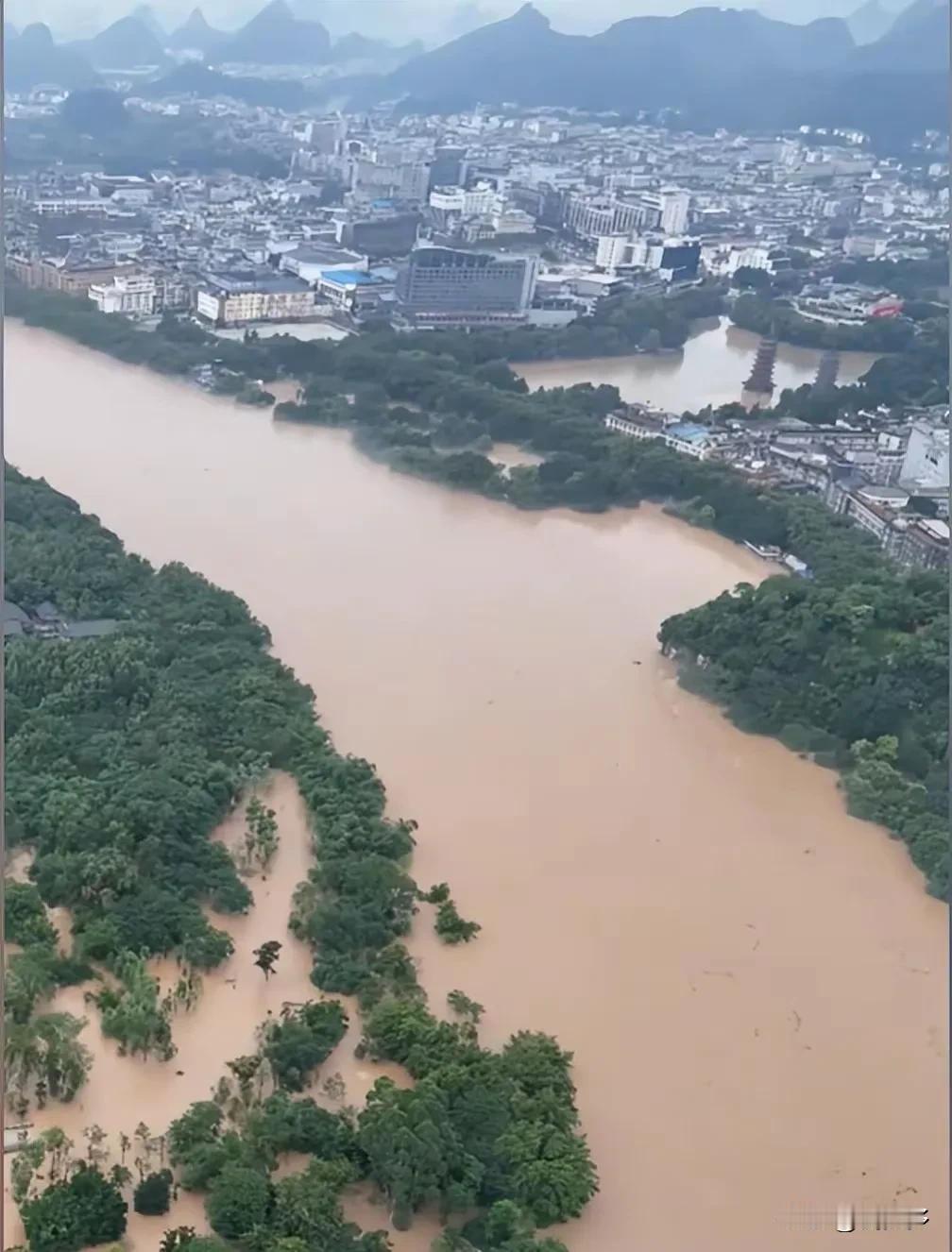 今年夏天的天气状况表现得非常极端，不同地区面临着截然不同的挑战。桂林遭遇了199