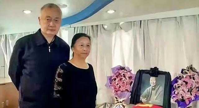 那天晚上七点多，我刚把外卖盒子堆在茶几上，手机屏幕的光刺得眼睛发酸。2016年，