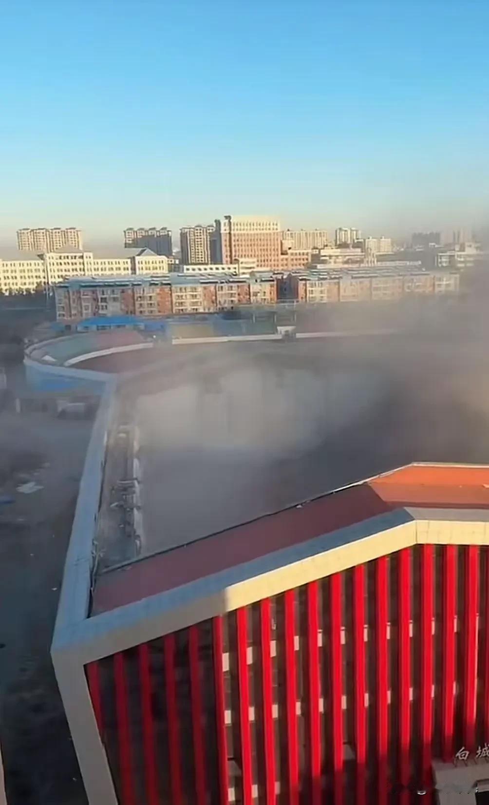 突发！吉林白城一滑冰馆屋顶塌落，已成立事故调查组，目前未造成人员伤亡！

网友有