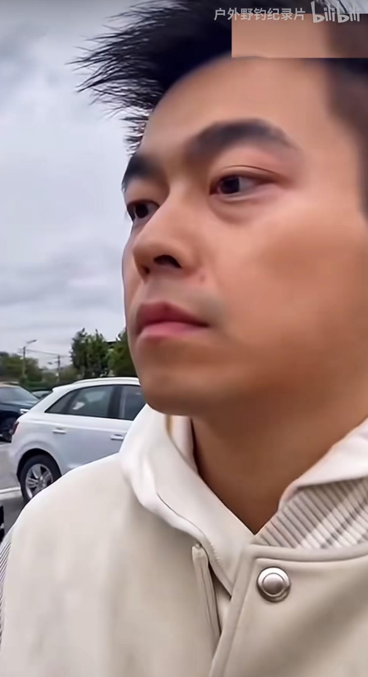 这位大哥真的是太淡定了，

原配和1+2都要大打出手了，

他却在旁边不疼不痒的