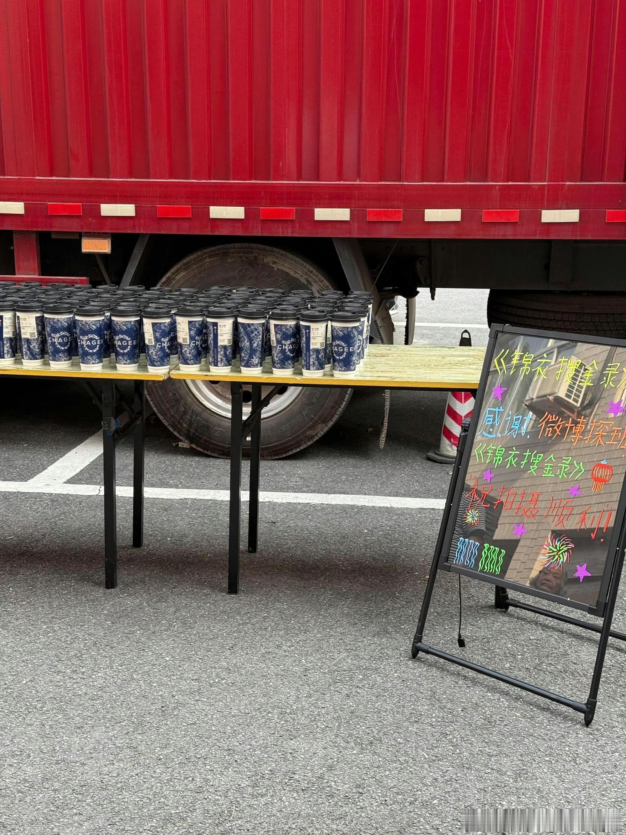 微博视界大会在横店一开嘉伦的剧组已经被连续探班2次了，果然是大剧的待遇！任嘉伦 
