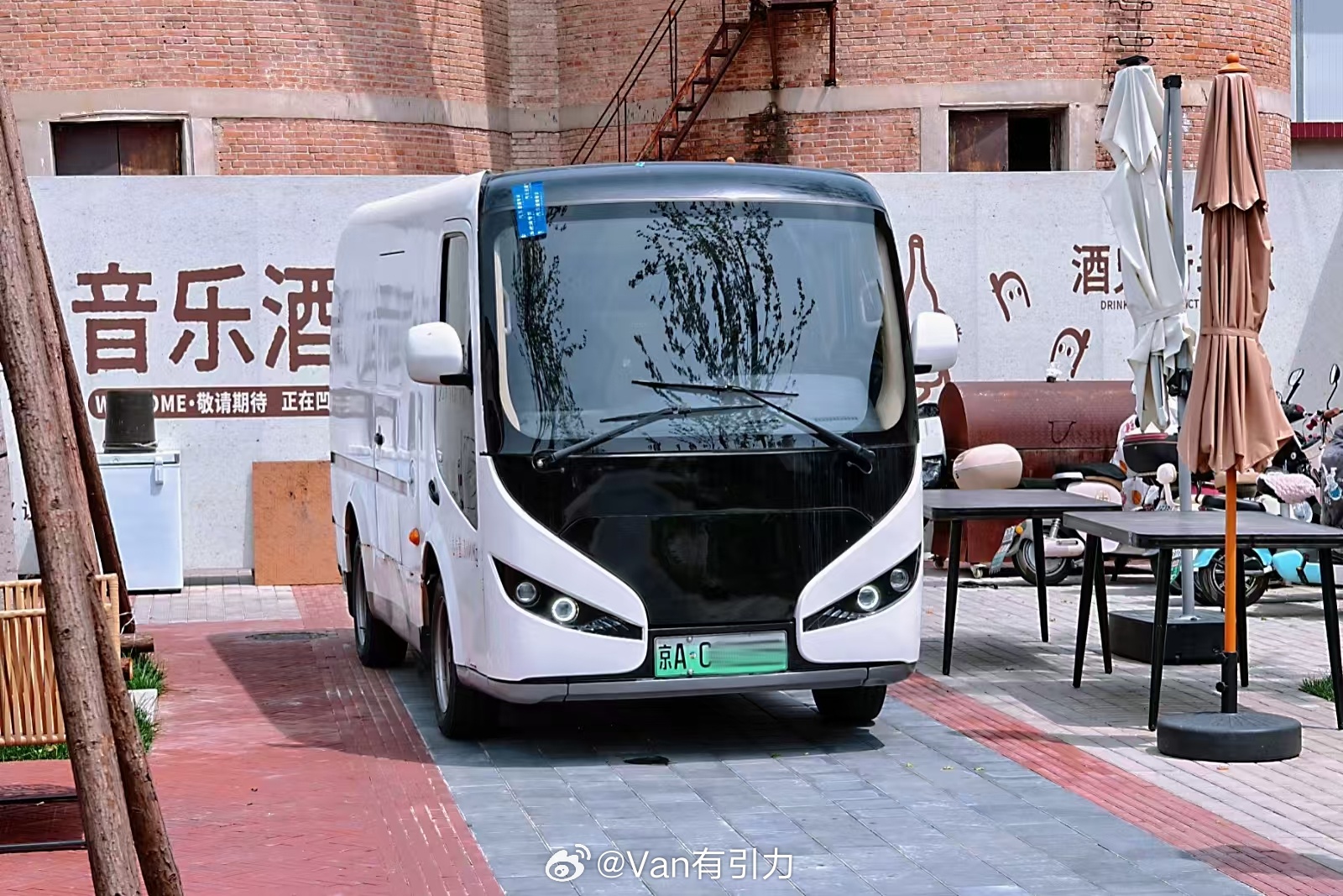对了，昨天在怀柔吃饭的时候遇到一台眼生的电动van，车头连商标都木有。刚好司机给