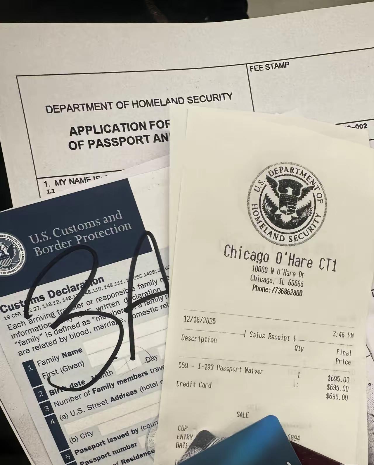 最近在芝加哥机场发生一个真实案例：一位绿卡持有者，因为长期在中国生活，只是偶尔回