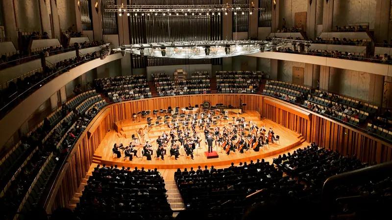 最近东北女翻译让音乐会接地气这事可太火啦！想象一下，原本高雅的音乐会现场，配上一