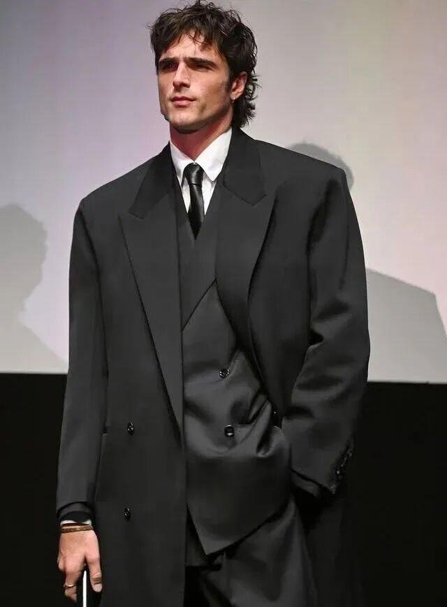 如今，Jacob的生活天翻地覆。他住在洛杉矶的豪宅，开着新车，出席首映礼。但他会