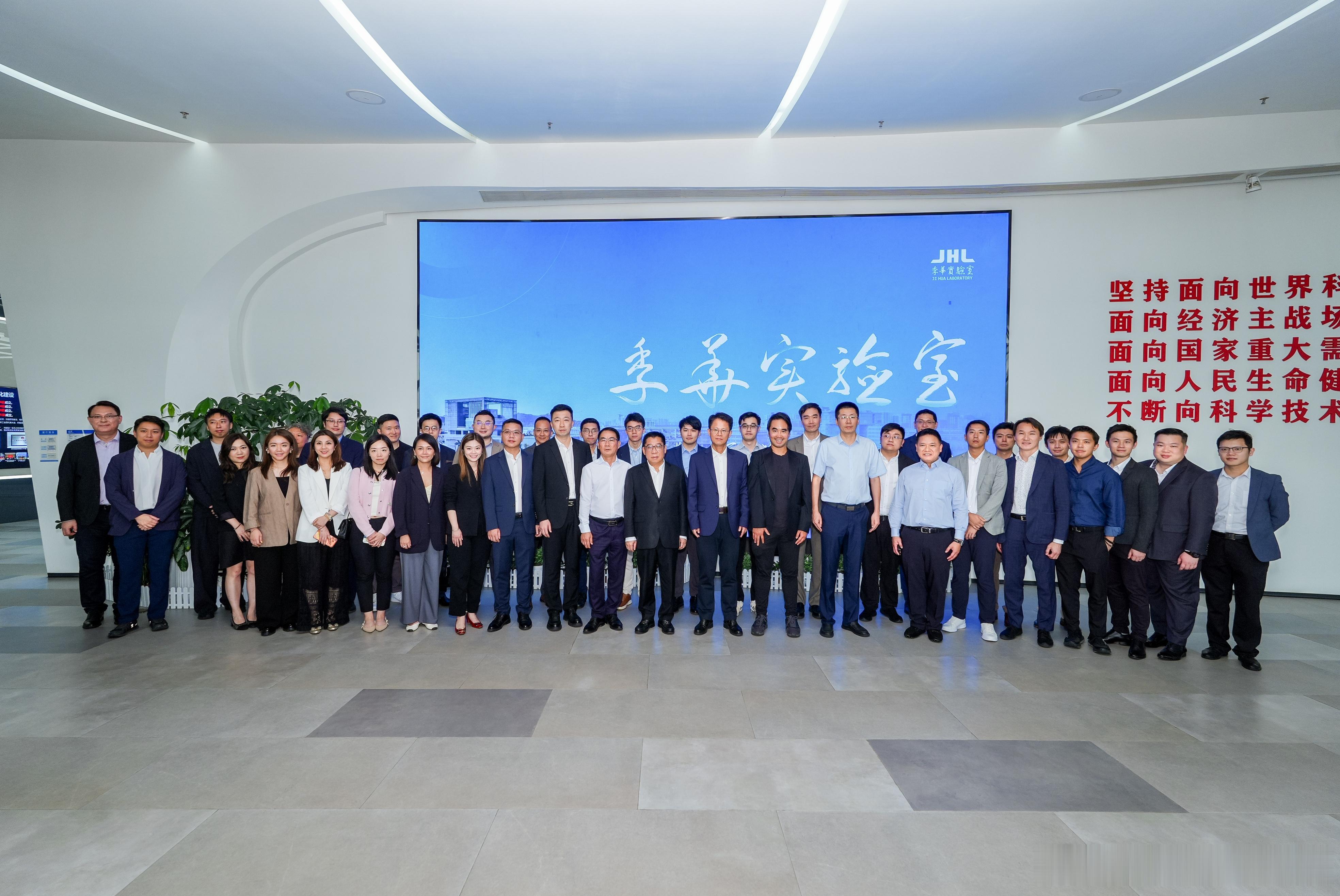 作为香港佛山社团总会会长，我联手总会苏长荣主席，在这个星期率领了超过30位香港青