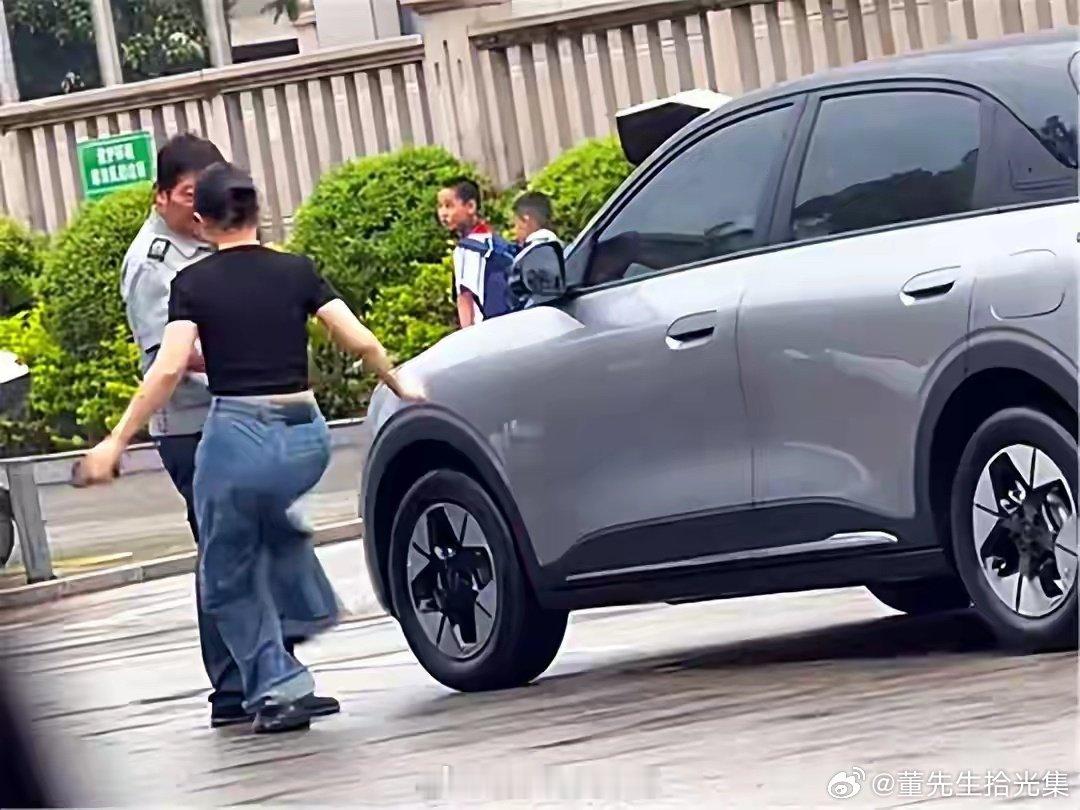 女子踹保安后被打耳光小事不忍则大乱，戾气冲动是矛盾升级的根源。交通劝导本是日常小