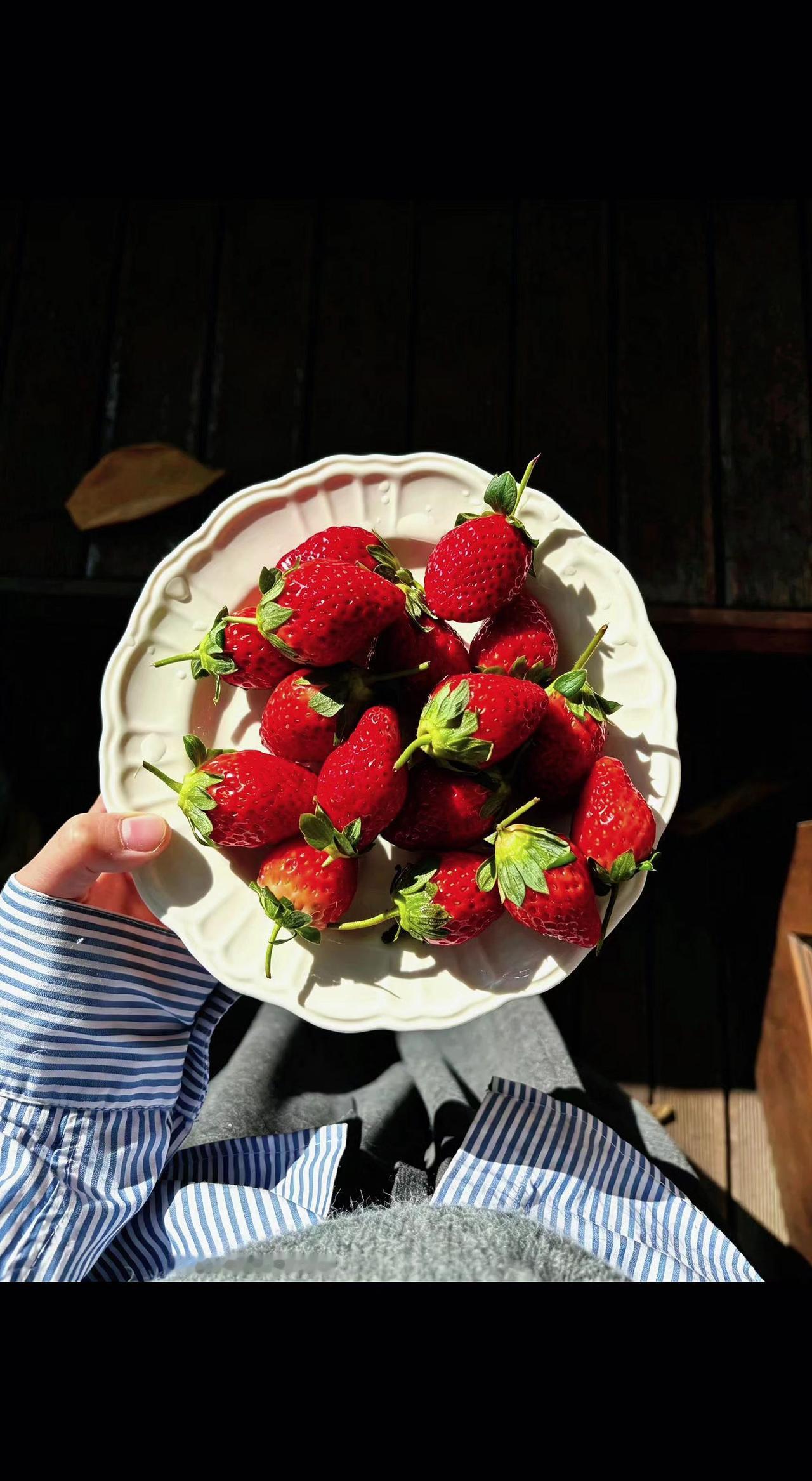 🍓阳光吻过的草莓，在瓷盘里炸开甜香✨。一口咬下，是整个春天在舌尖跳舞💃。