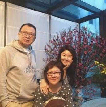 原来许绍雄还是恋爱脑！


许绍雄与龙嬿而相伴三十三年，
感情始终没有裂痕。
