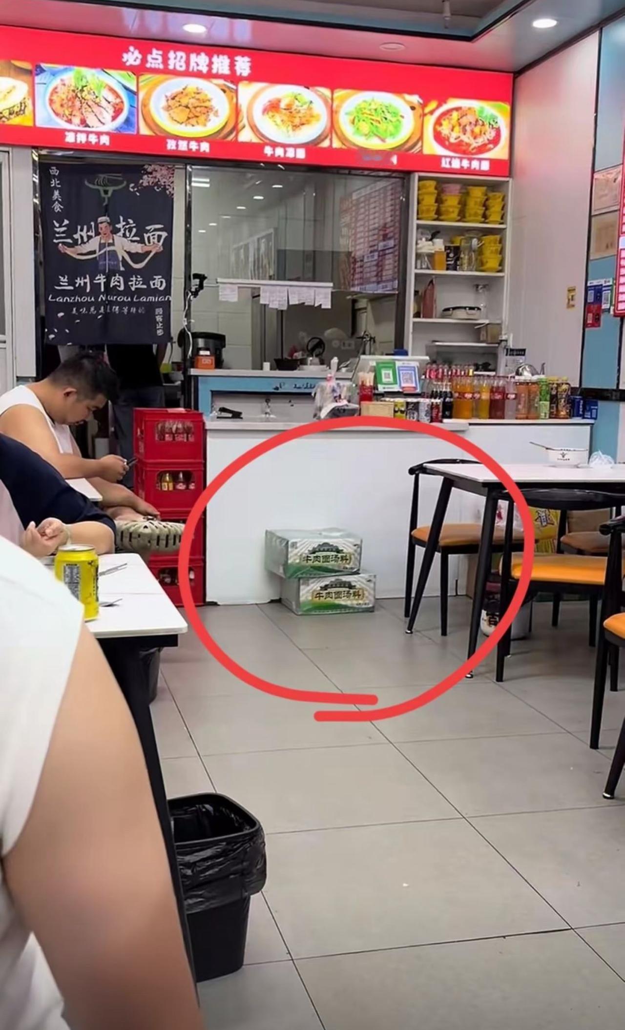 走进这家兰州拉面馆，瞬间看懂行业秘密。
难怪汤底味道万年不变，不用慢慢熬牛骨，直