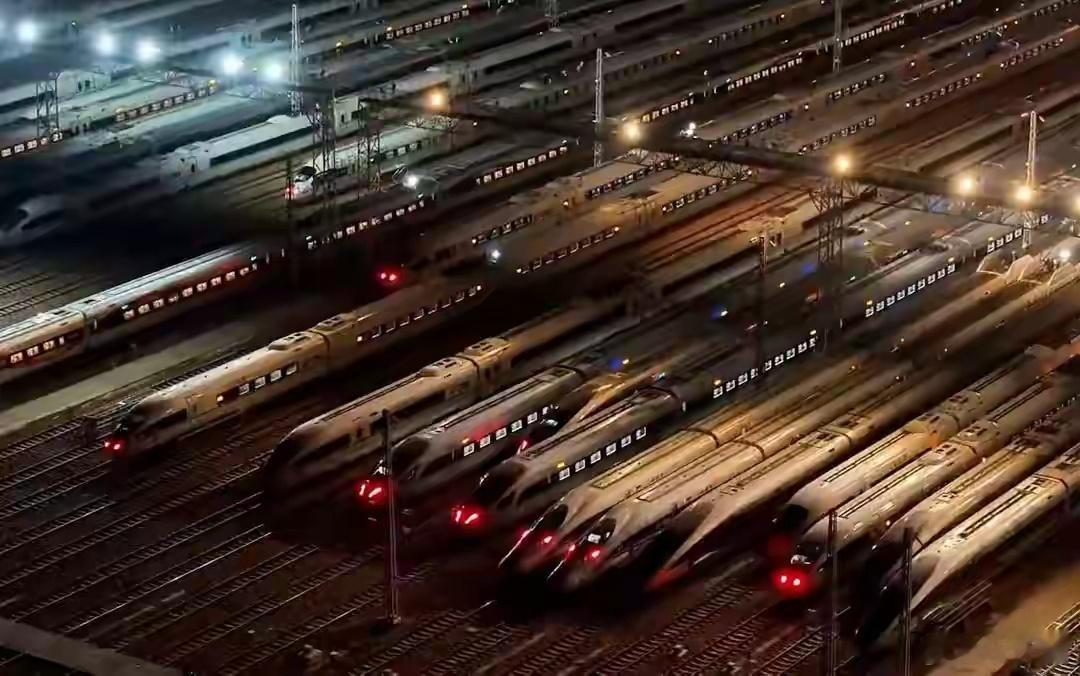 俯瞰陆地航母蓄势待发好壮观  高空看过去也太震撼了！一列列动车整整齐齐列阵在铁轨