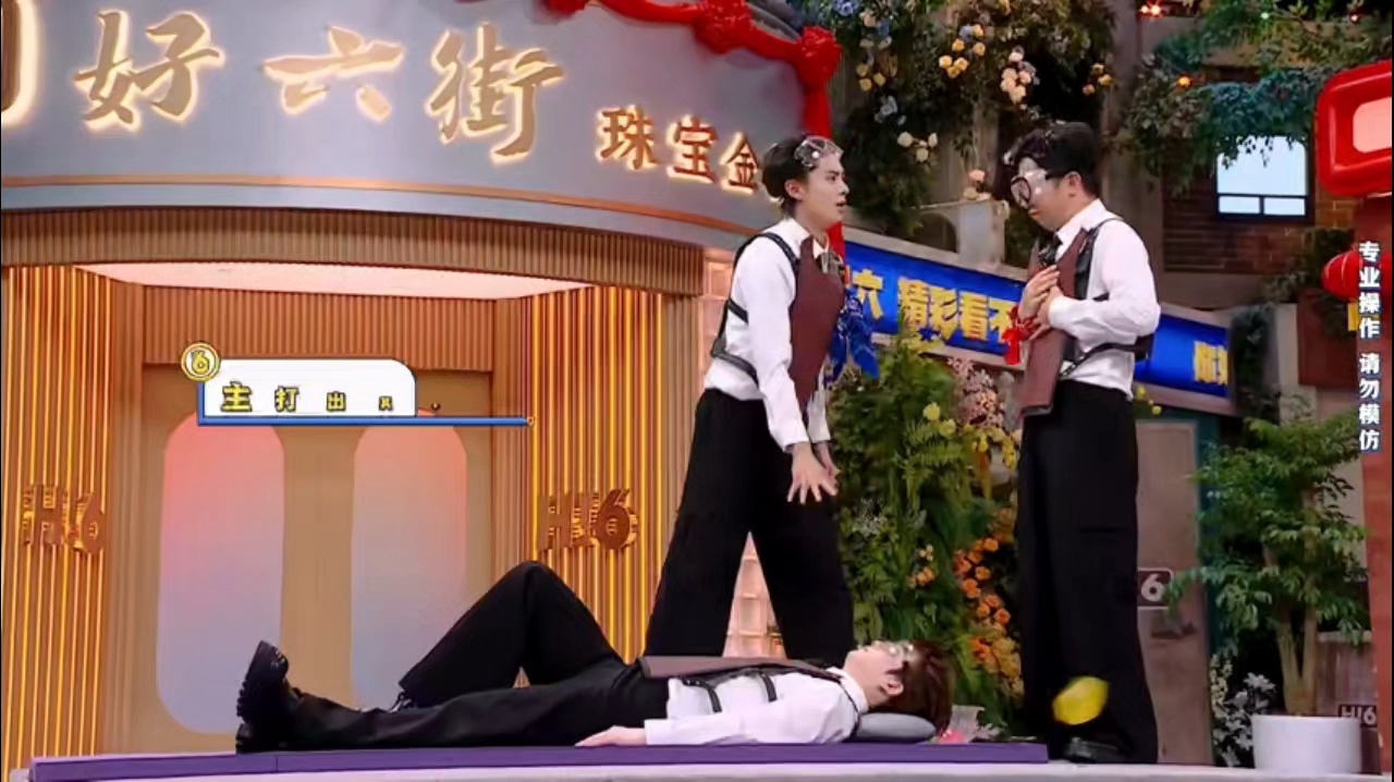 王栎鑫被砸的猝不及防大型误伤现场！王栎鑫惊险躲开杨迪，还没开心几秒就遭王鹤棣水球