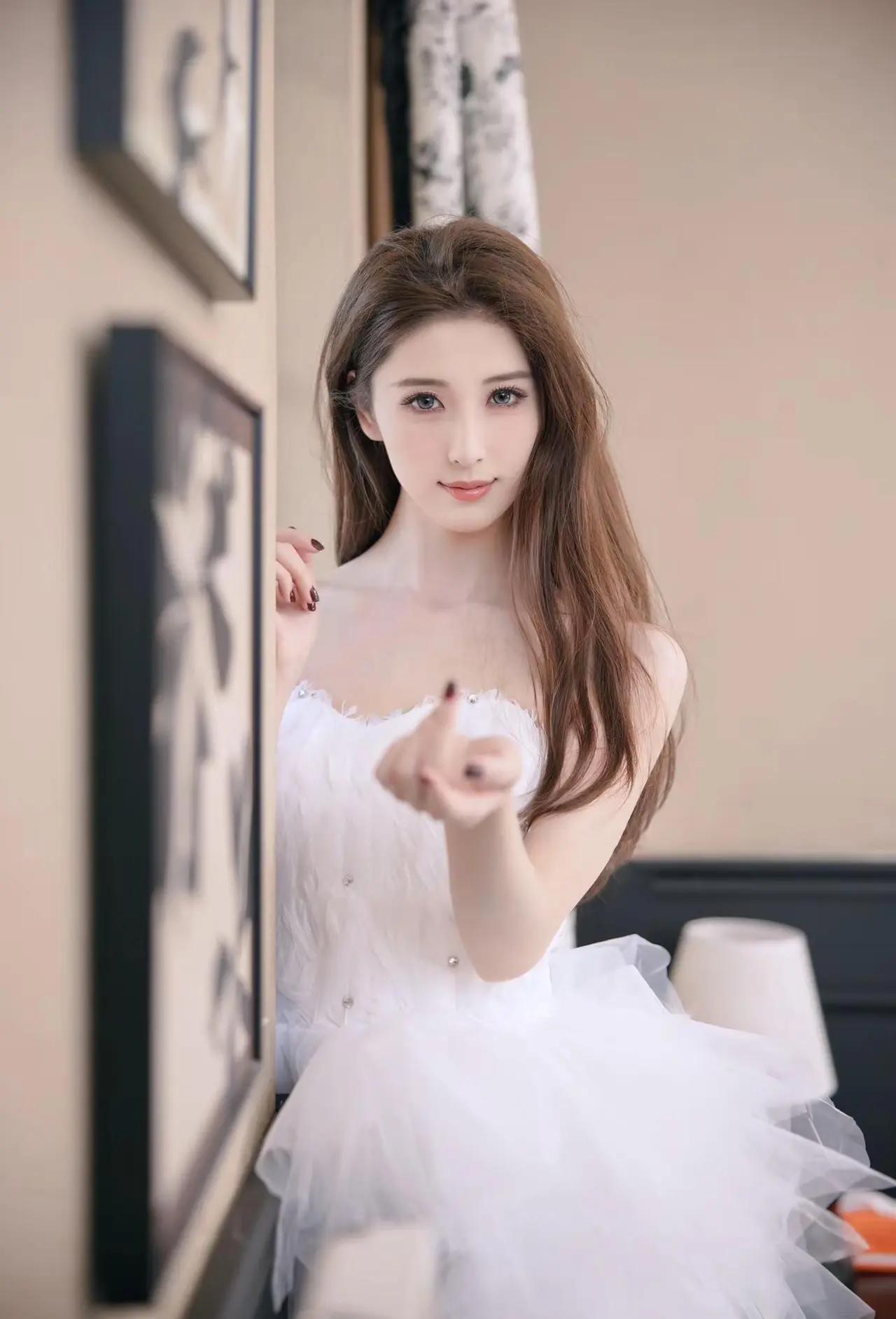 175冷白皮模特晓晓婚纱造型拍摄中