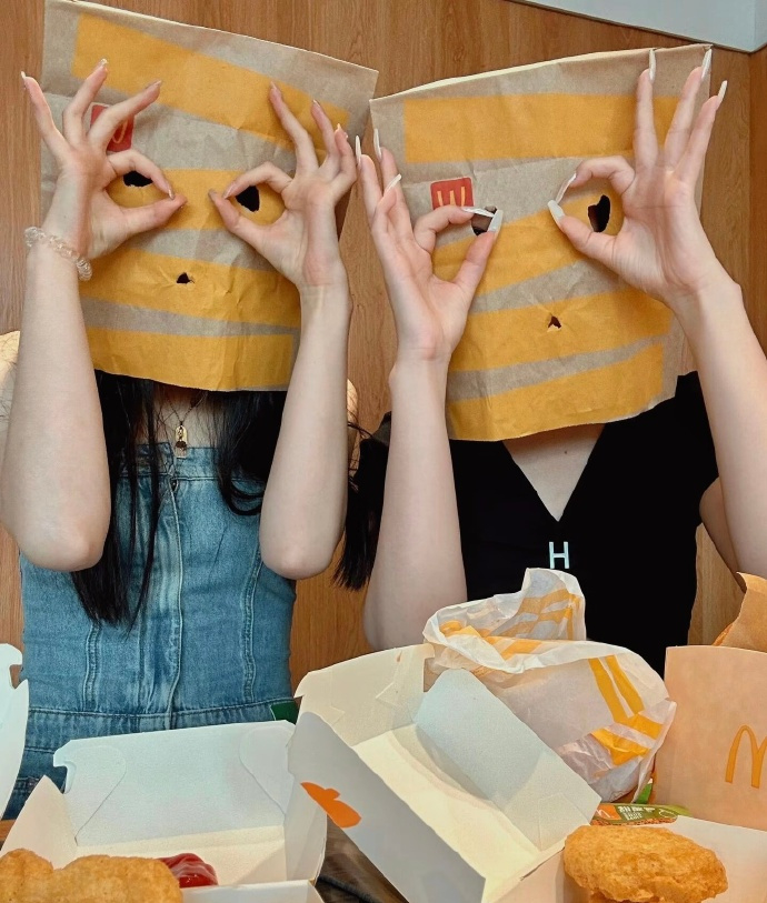 𝕻𝔞𝔯𝔱𝔶 ‘🍻👭🏻  “ 世界破破烂烂 ，幸好有好朋友缝缝补补