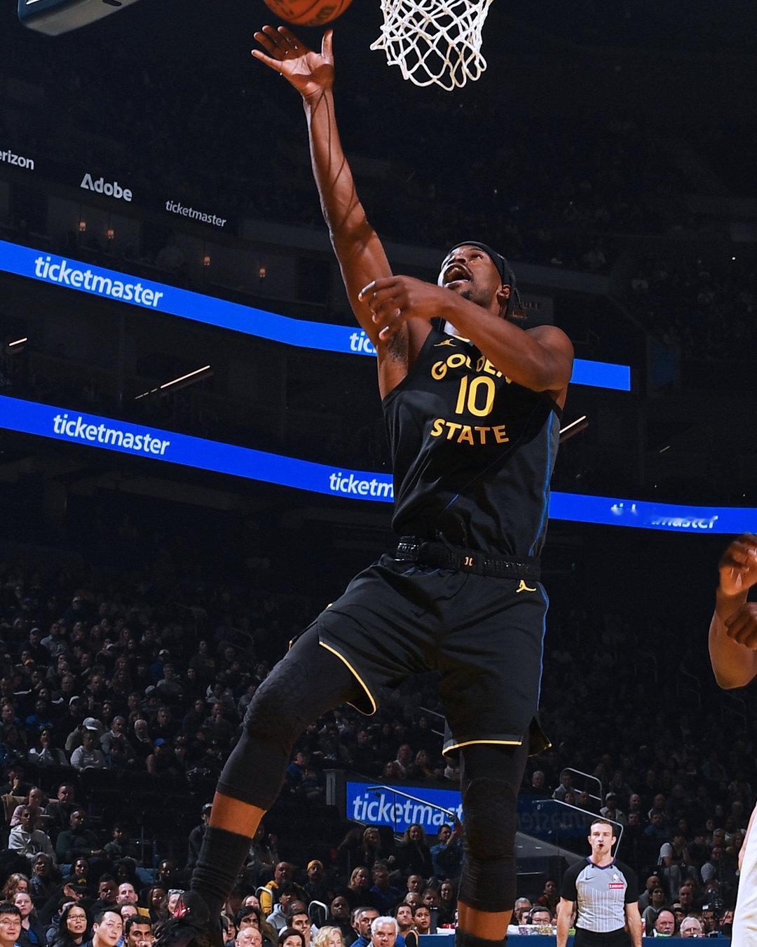 第一节结束，勇士36:34热火；巴特勒13分。热火vs勇士