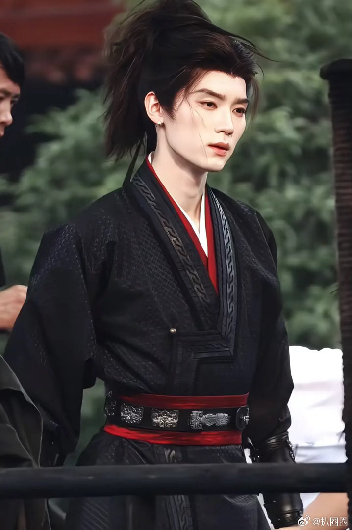 周翊然翘楚耳环造型，是你心目中的少年将军吗～ 