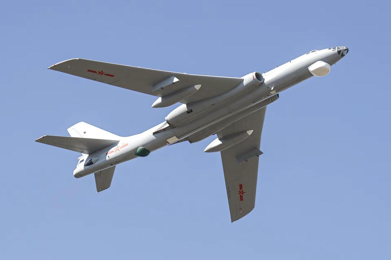 六爷老当益壮 轰六低空通场。原创航空摄影作品轰六 轰战机 六爷 航空摄影