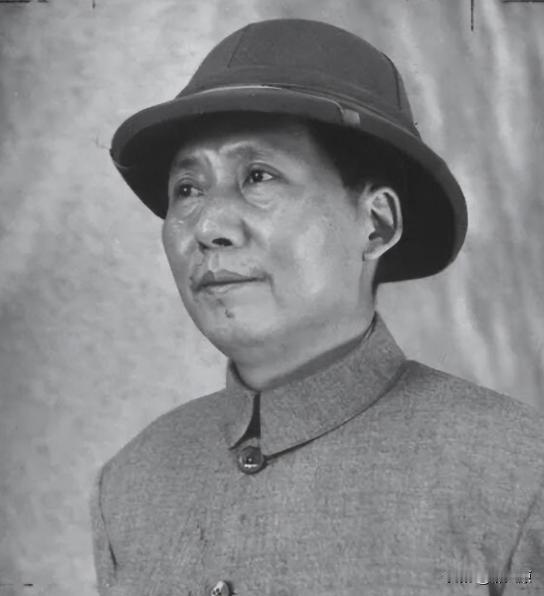 [微笑]在重庆谈判之前，周总理送给主席了一顶帽子，并让主席一定要把帽子戴着，这帽