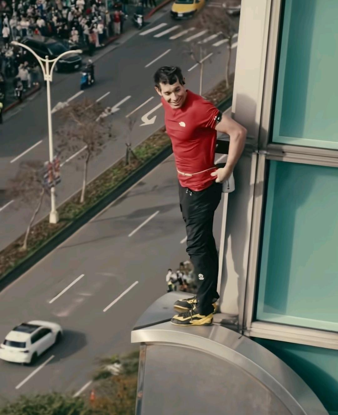 1月25日上午，美国“徒手攀岩第一人”亚历克斯·霍诺德竟然徒手爬上了508米高的