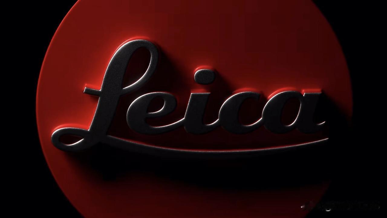 第一款印有红标徕卡的小米手机！仔细看这个徕卡可乐标还有 3D 立体浮雕效果。
