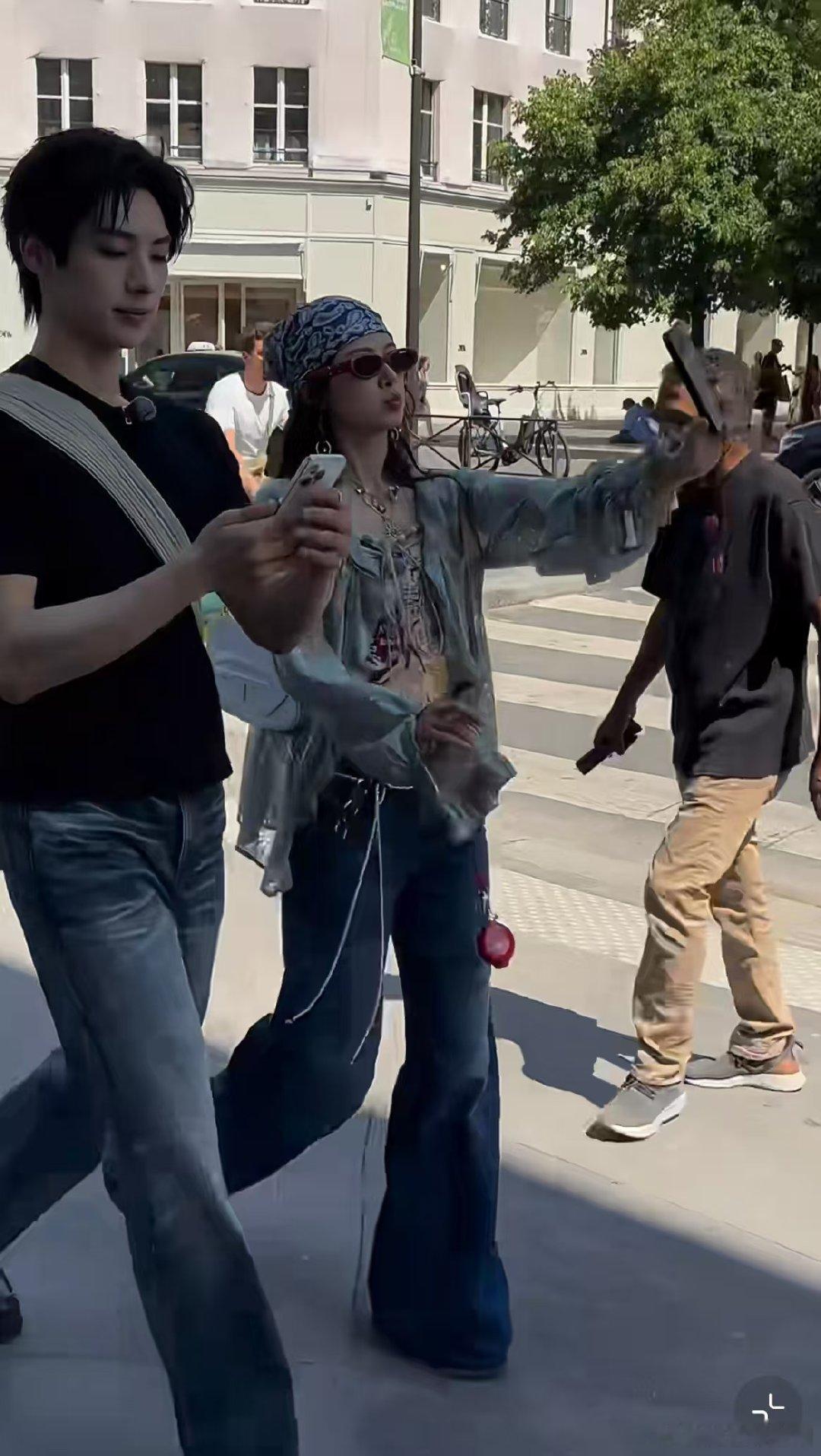 李佳琦要给颜安赵昭仪当背景板 李佳琦分享录制细节，提到大e人赵昭仪和颜安同框时自