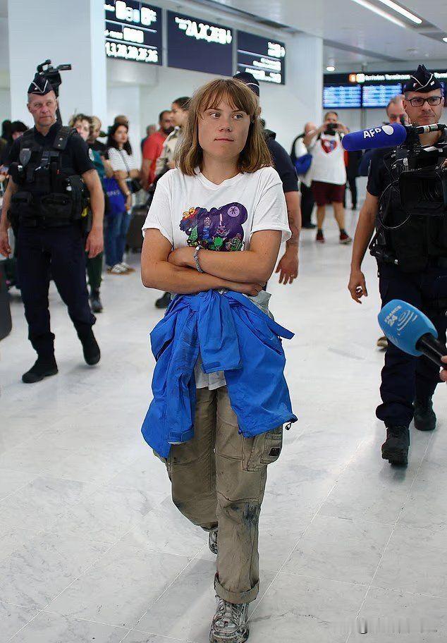 环保少女又整新活儿了，这次是把人家的运河给染绿了。自从上次率舰队勇闯加沙被驱逐后