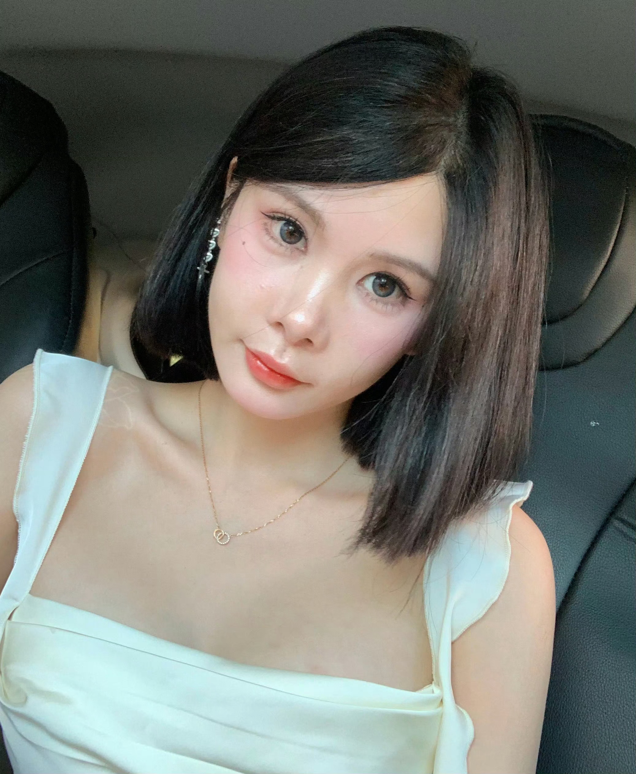 对比三年前，感觉变化就是臃肿感没了，脸上薄了很多。 