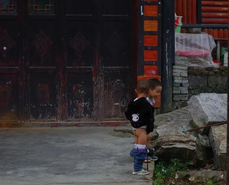 说在高原上撒尿会要命，有点夸张，但确实有危险。高原氧气稀薄、气压低，气候干燥，人