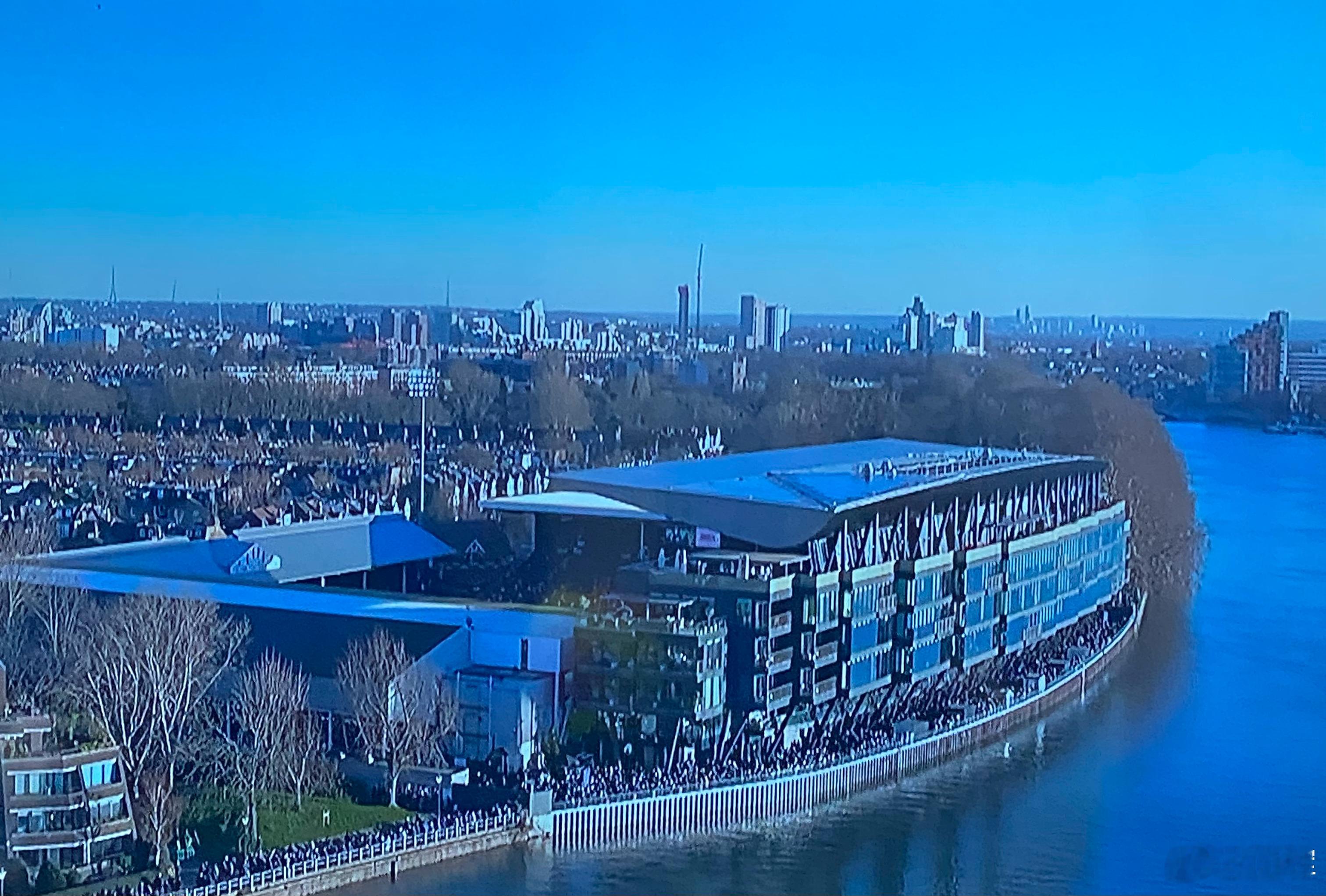 似因很多人仍未入场，英超富咸对利物浦推迟15分钟开波！ 