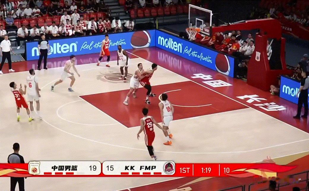 半场结束中国男篮领先8分，双方给的强度都不是很高，焦泊乔拿到8分2板进攻状态不错