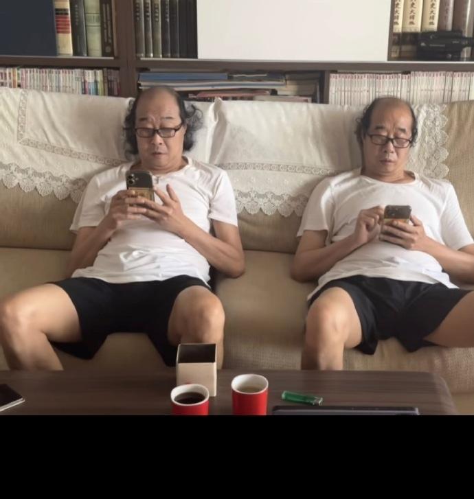 稀奇！老双胞胎兄弟太像了

现实生活中，我们经常见到双胞胎宝宝，他们如同一个模子