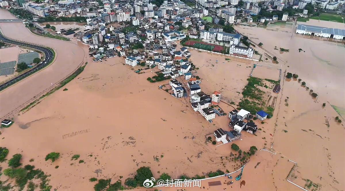 【#亲历梅州暴雨村民发声#：水位最高时淹至二层 多处塌方】#广东梅州暴雨致5死1