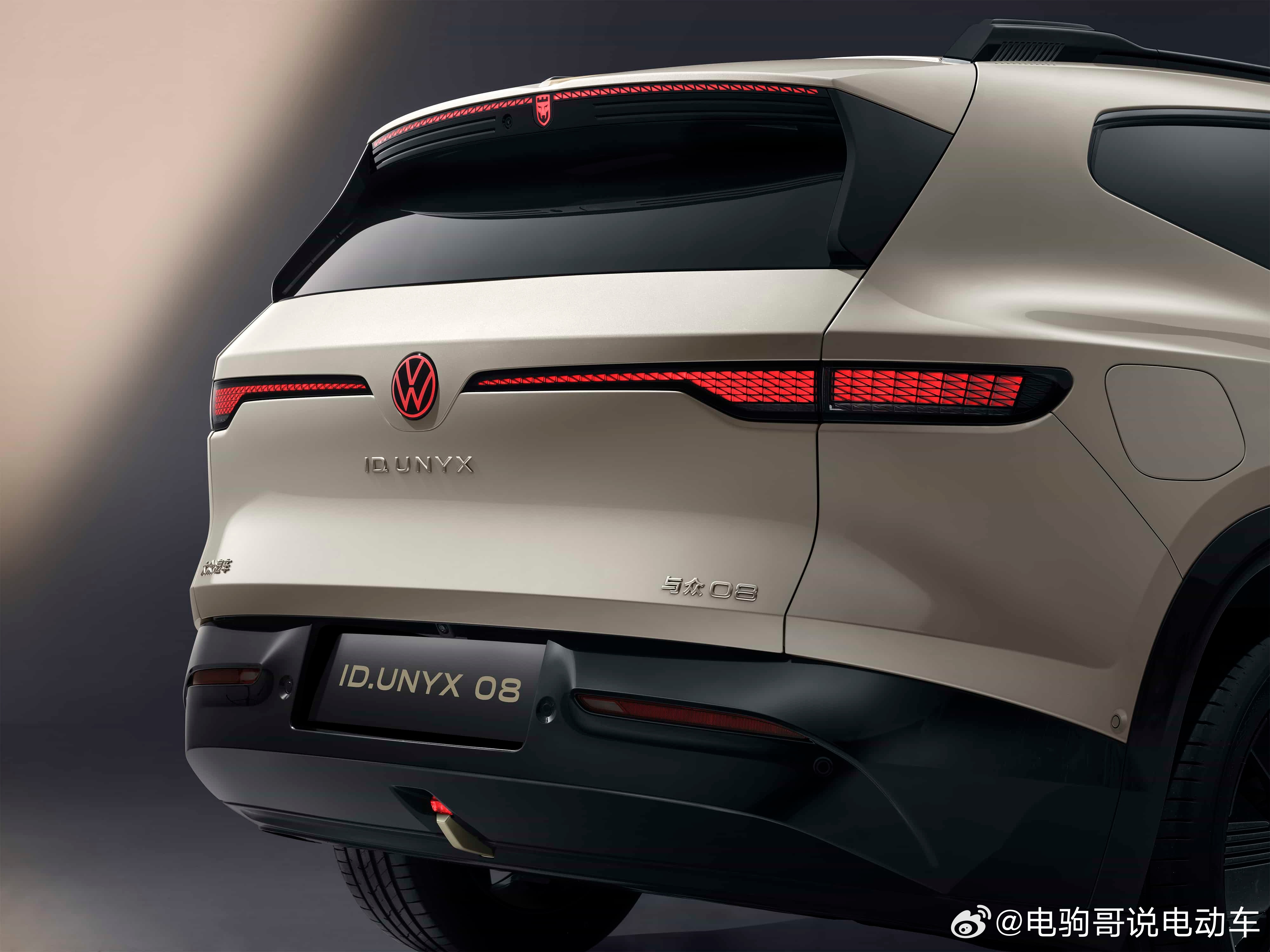 与众08量产下线，这是大众汽车与小鹏汽车首款联合开发的车型。刚体验了这款车，智能