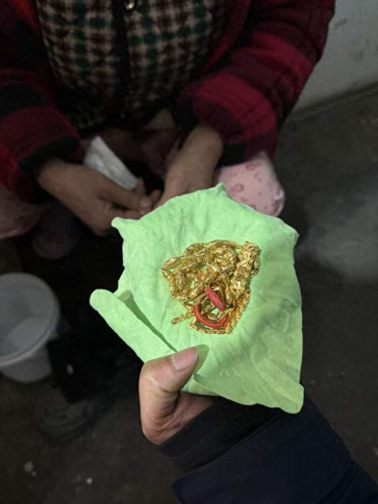 上海，女子回娘家大扫除，把母亲的旧衣服扔进垃圾桶，半个月后，母亲说衣服里有100