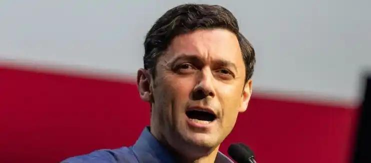 美国议员突然开炮怒批特朗普！五千水兵还在受苦，总司令却被曝只想着豪华飞机和私人享