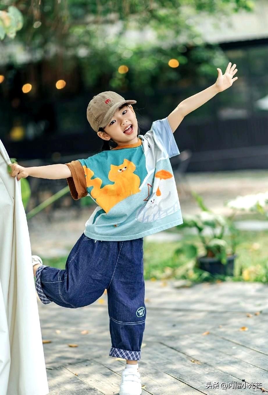 好。
看着他笨拙地把手机反扣在桌上，拿起一本封面都快磨平的书，陪着儿子席地而坐。