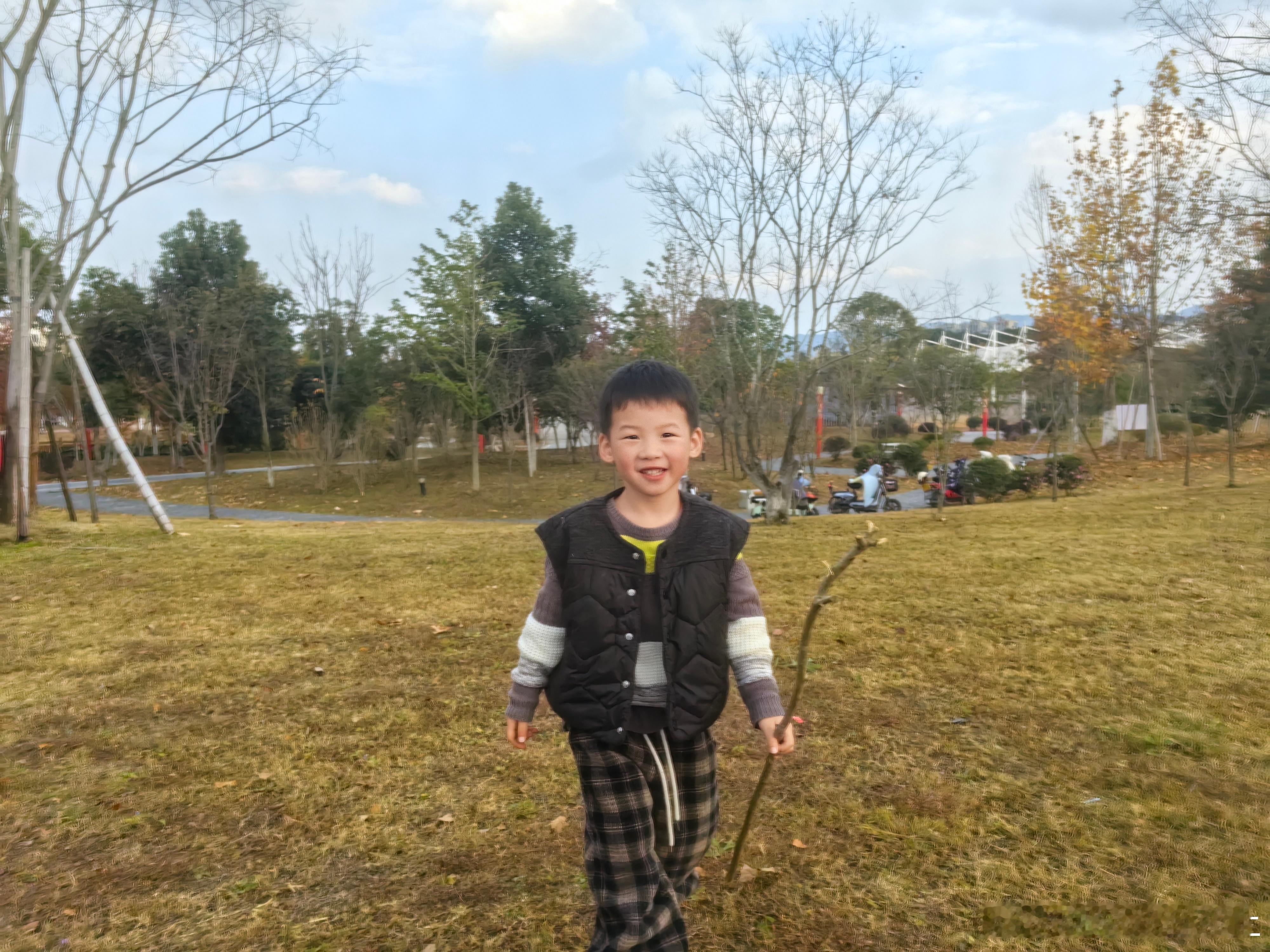 周末带两儿子公园搭帐篷，主打一个费爸费妈，娃疯玩我累瘫，不过快乐是真的。兴趣潜力