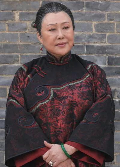 当年，拍《大宅门》时，郭宝昌导演觉得斯琴高娃太胖了，她就一个月瘦了十几斤，导演很