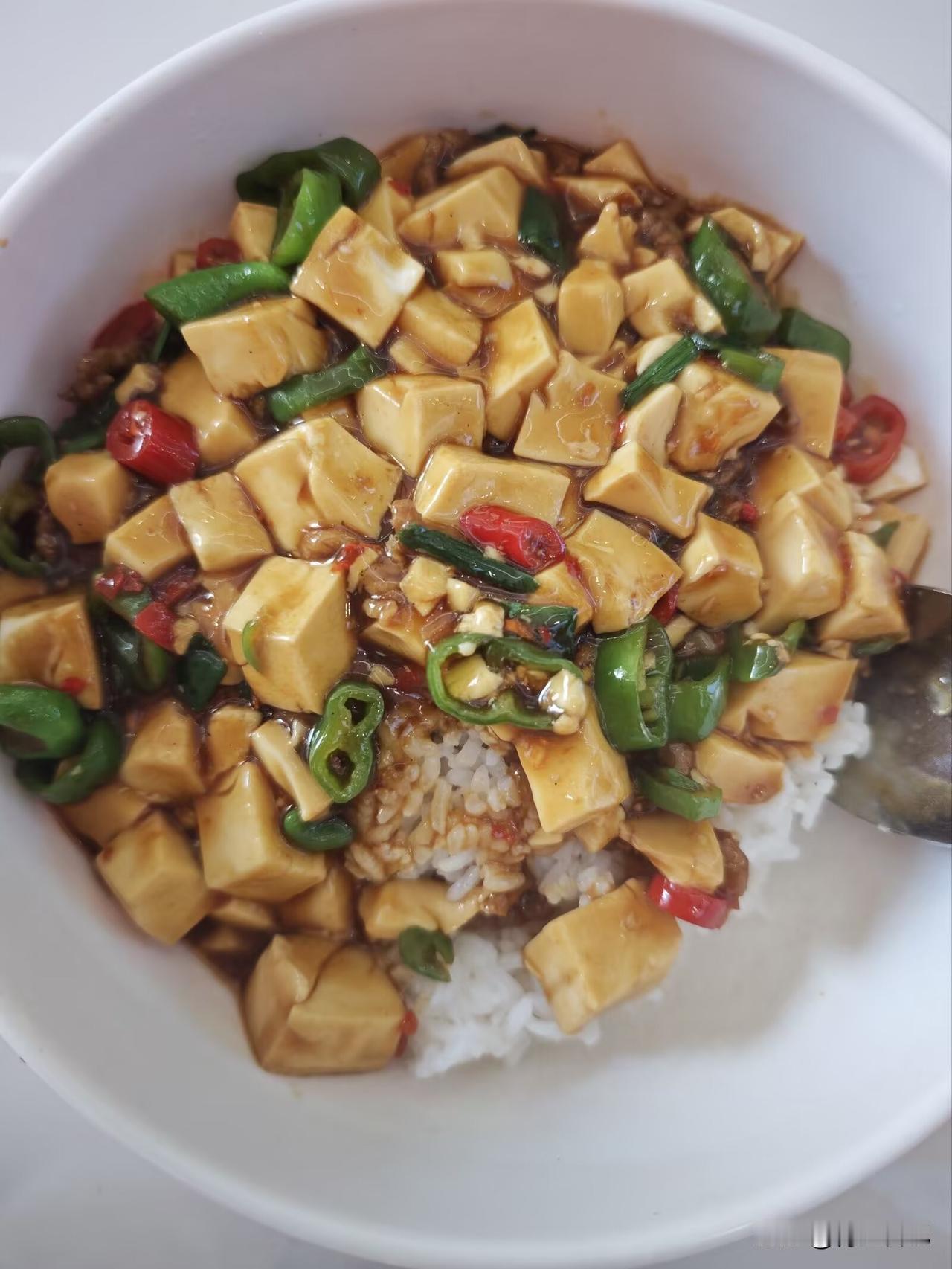 今晚晚餐安排肉末豆腐盖饭✨

嫩豆腐裹满浓郁酱汁，配上青红辣椒，咸香微辣。软嫩豆
