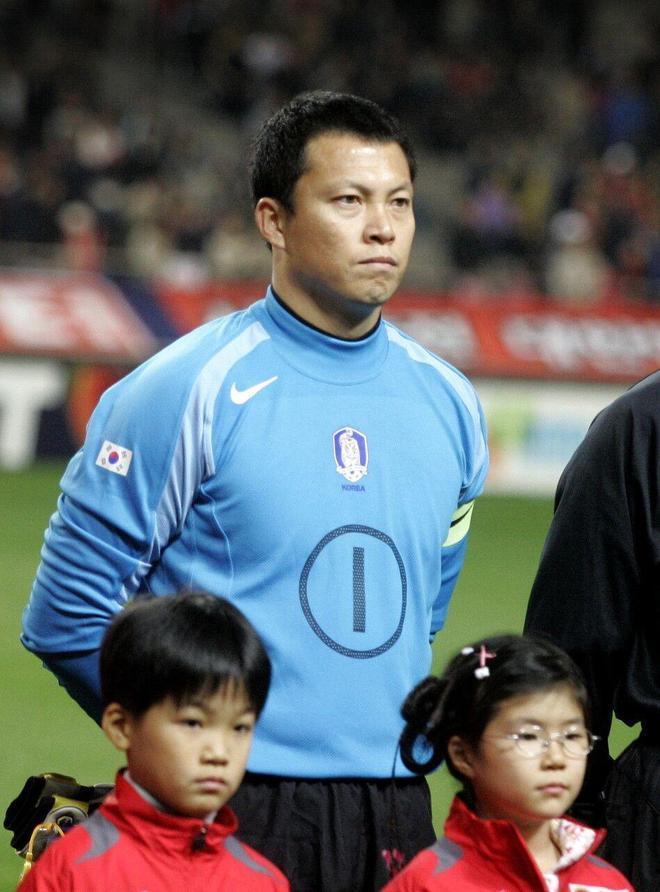 李云在摸头杀？中国足球的老朋友，当年高冷的太极虎门神，老了变得和蔼可亲多了。不知