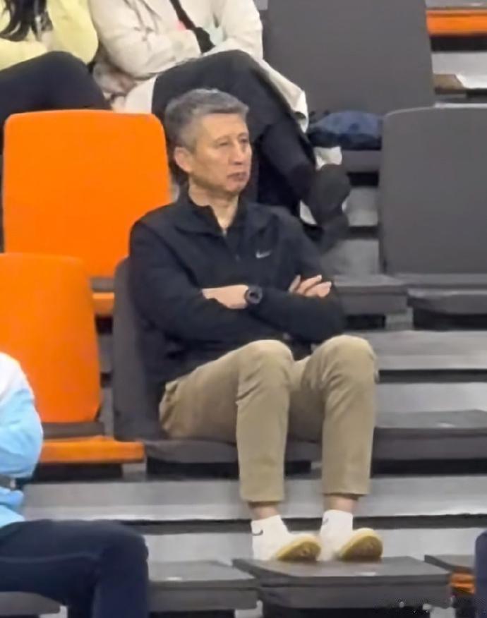 赶场考察！中国男篮主帅郭士强现场观战广东与山东的比赛