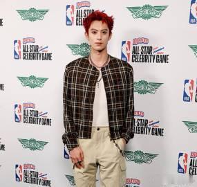 王鹤棣中国红发型全明星赛场上的中国红 王鹤棣的中国红发型太有青春活力了！在全明星