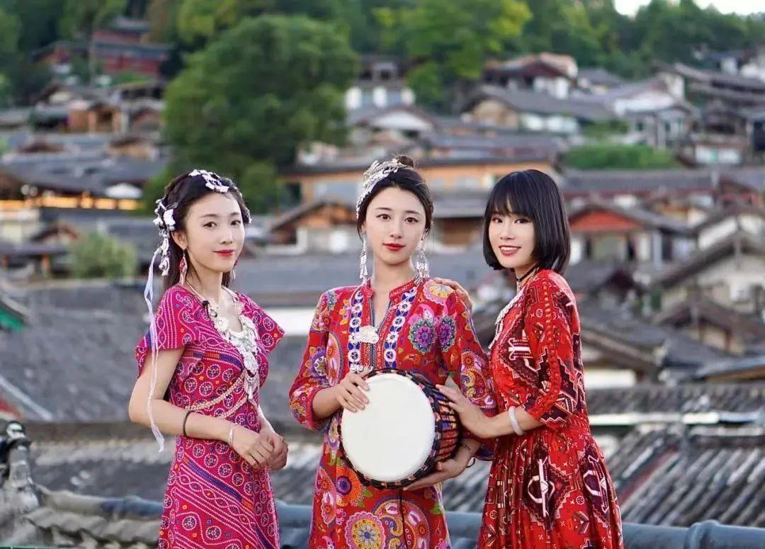 丽江醉乡民谣组合原先三个人的，现在只有两个人了。
她们是醉乡民谣旗下最火的 「晴