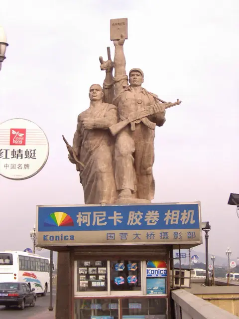 国营大桥摄影部，多少人在这里拍下与大桥的合影。江风拂过南京长江大桥，工...