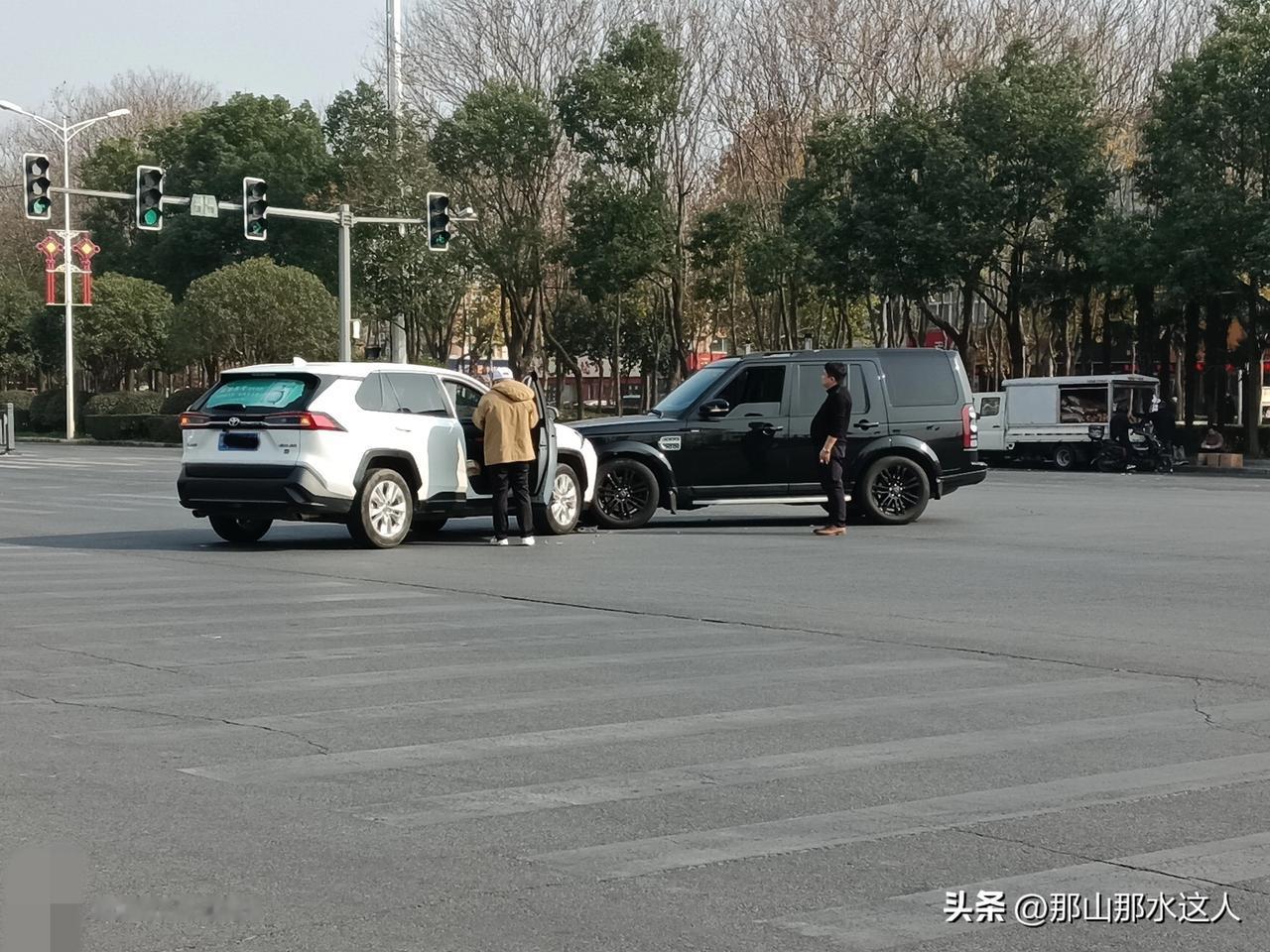 对面的像路虎
两车几乎撞个满怀
看来谁也不服谁呀
修车都得好几万吧
大中午的两人