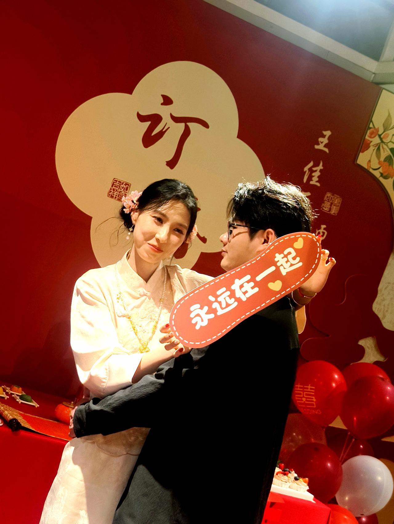 前天，我们饭店举办了一个订婚宴，60人左右，标准也比较高，人均270元左右。
​