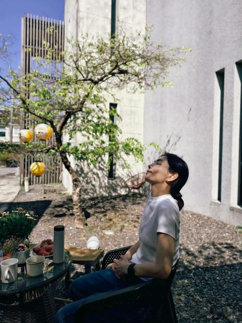 Ella陈嘉桦回老家准备过年，帮家里的老人剪手指甲和脚指甲。看Ella这么大大咧